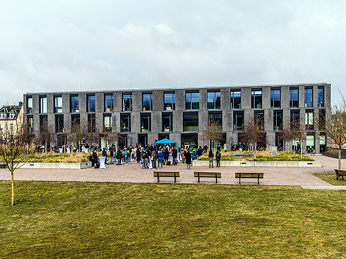 Die Sonne kam dann noch heraus: Erstsemesterbegrüßung der Hochschule Mittweida auf dem Sonnendeck hinter dem Zentrum für Medien und Soziale Arbeit. Die Sonne kam dann noch heraus: Erstsemesterbegrüßung der Hochschule Mittweida auf dem Sonnendeck hinter dem Zentrum für Medien und Soziale Arbeit.