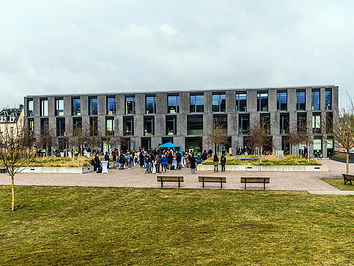 Die Sonne kam dann noch heraus: Erstsemesterbegrüßung der Hochschule Mittweida auf dem Sonnendeck hinter dem Zentrum für Medien und Soziale Arbeit.