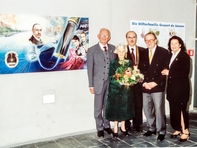 Erna Grunert de Jácome im Jahre 2011 mit den Altrektoren Reinhard Schmidt und Werner Totzauer (v.l.) vor dem Gemälde &quot;Die Stifterfamilie Grunert de Jácome&quot;. Rechts der Maler Günter Radtke und dessen Frau.