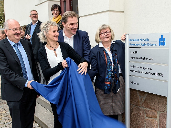 Von Rektor Ludwig Hilmer, Gleichstellungsbeauftragter Rika Fleck, Oberbürgermeister Ralf Schreiber und Kanzlerin Sylvia Bäßler enthüllt: das erste nach einer Frau benannte Gebäude der Hochschule Mittweida.