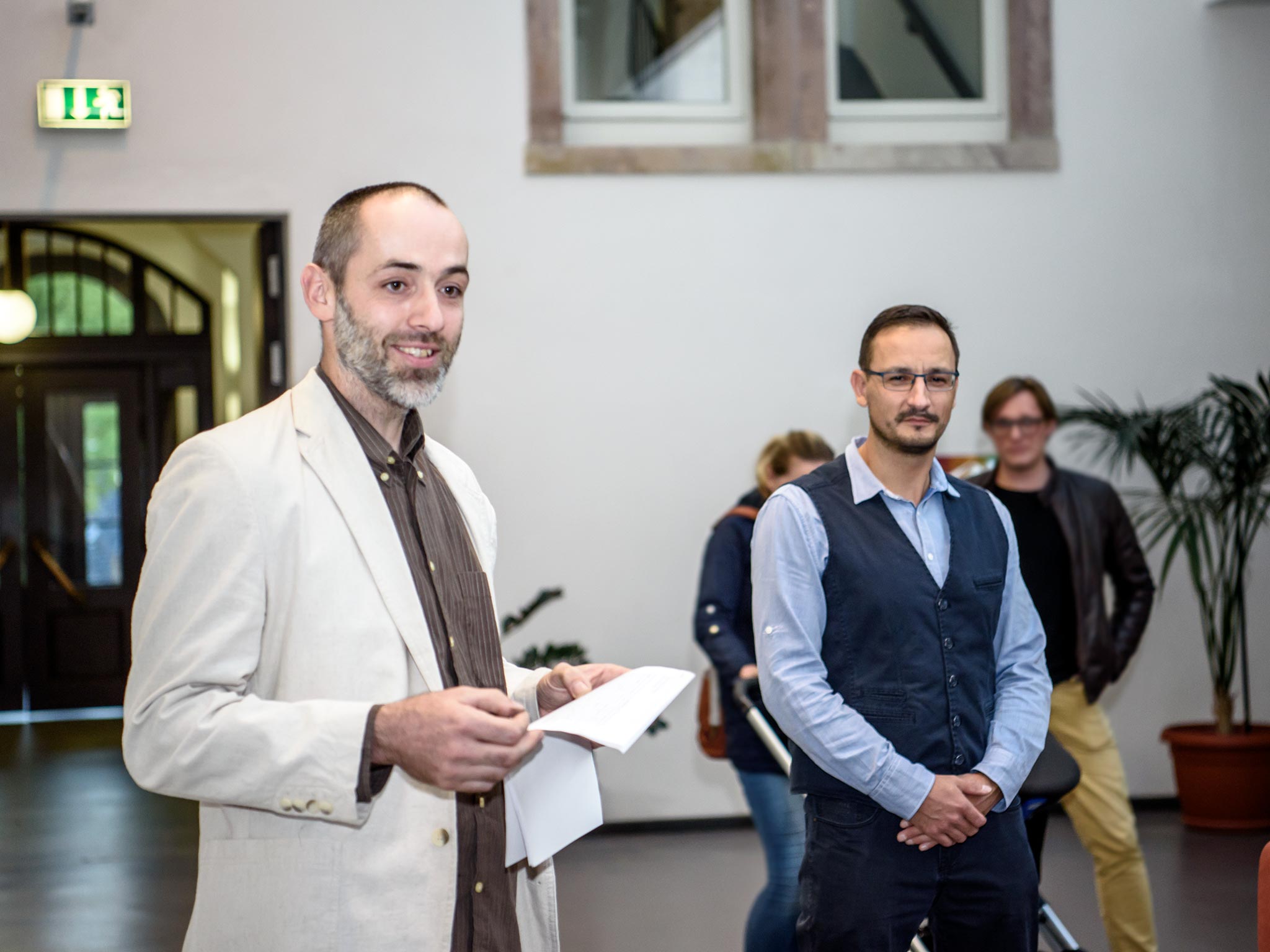 Künstler-Vorstellung 1: Laudator Jens Ossada (l.) mit Heiko Günther, dessen Werke den aktuellen Schwerpunkt in der Ausstellung im Lichthof bilden.
