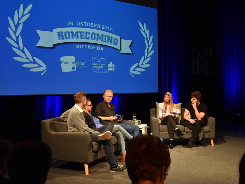 Die drei Absolventen Tino Kreßner, Janet Beier (v.l) und Søren Schaller (r.) im Gespräch mit den Moderatoren des Medienforums 2017. 