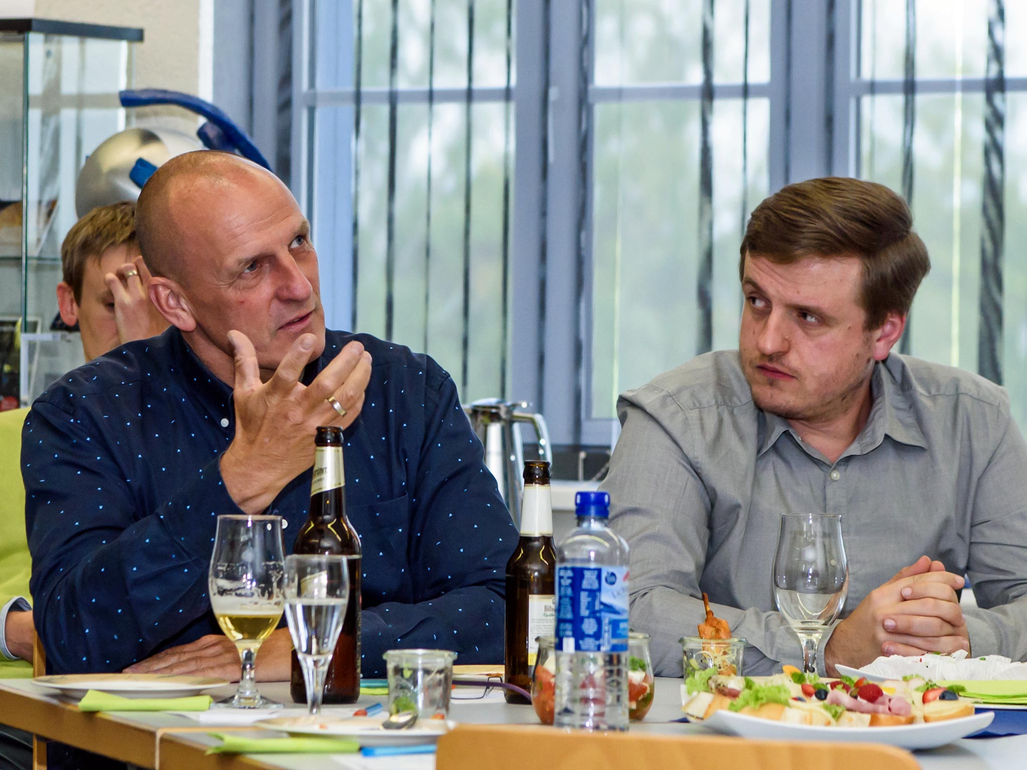 Beim Stammtisch waren auch erfahrene Praktiker zu Gast - hier Thomas Zander, Kuratoriumsmitglied der IMM-Stiftung, und Tobias Tauscher, CEO von Cinector (v.l.).