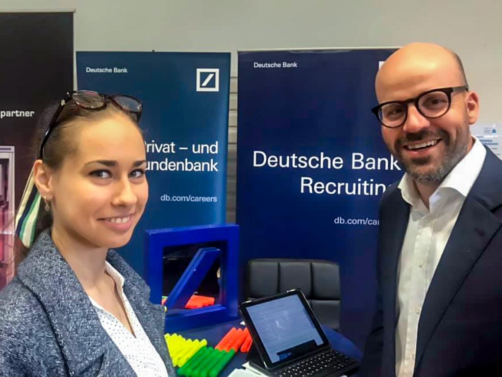 Wirtschaftsingenieurwesen-Studentin Iryna ist auf der Suche nach einem Praktikum - hier im im Gespräch mit Michael Erfurt von der Deutschen Bank