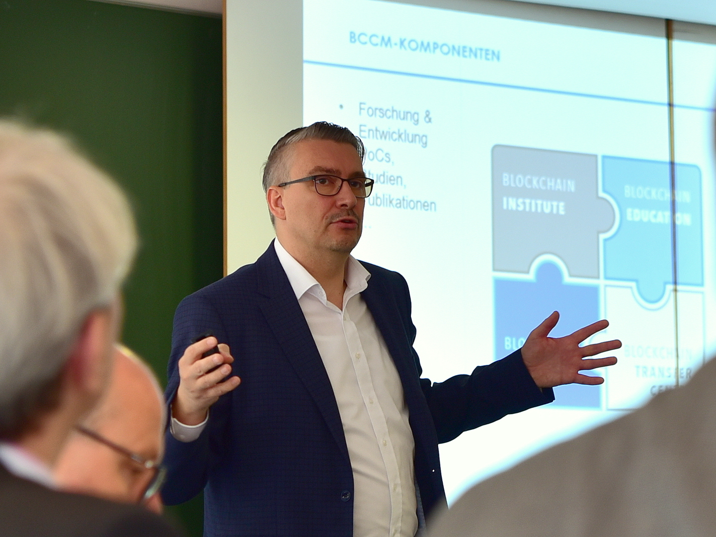 Professor Andreas Ittner, Leiter des BCCM, referiert zu Anwendungsfeldern der Blockchain-Technologie.