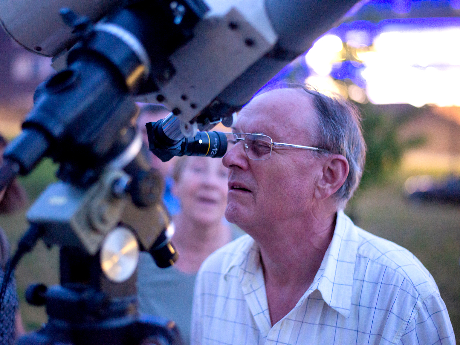 Durch ein Teleskop konnten bei der Nacht der Wissenschaften die Sterne beobachtet werden. (Foto: Kurt Sauer)