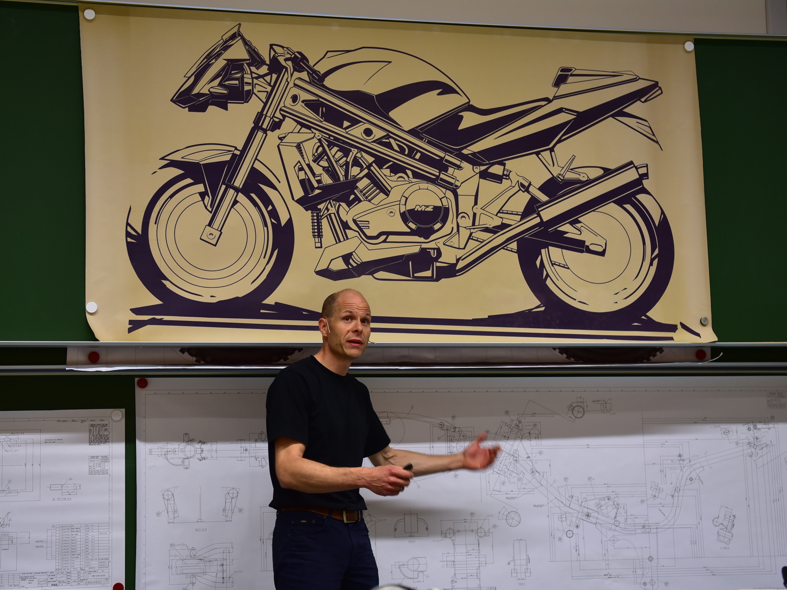 Prof. Jörg Hübler zeigte bei der KinderUni, wie ein Motorrad entsteht.