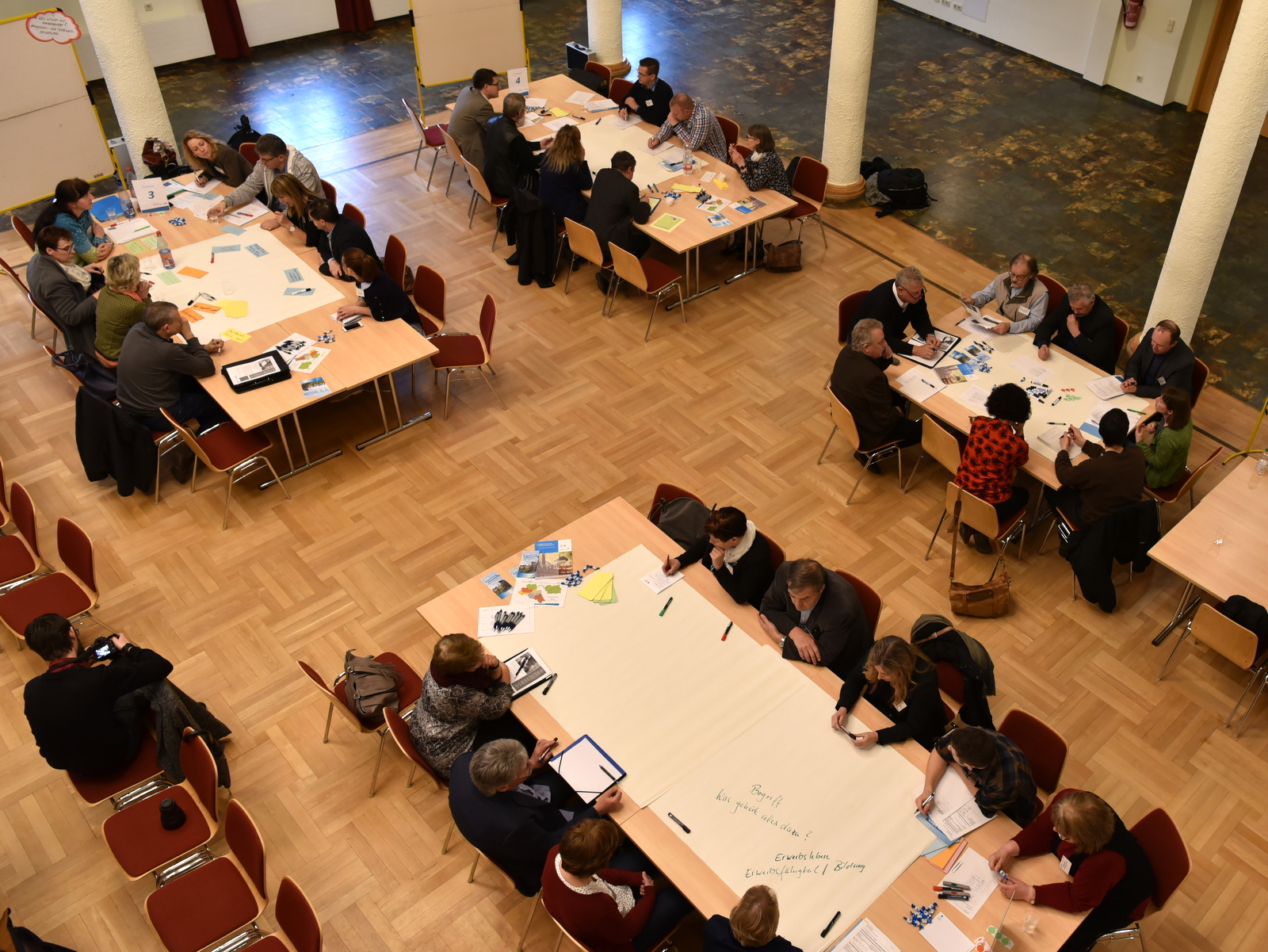 An insgesamt acht Themen-Tischen diskutierten die Teilnehmer der Regionalsozialkonferenz.