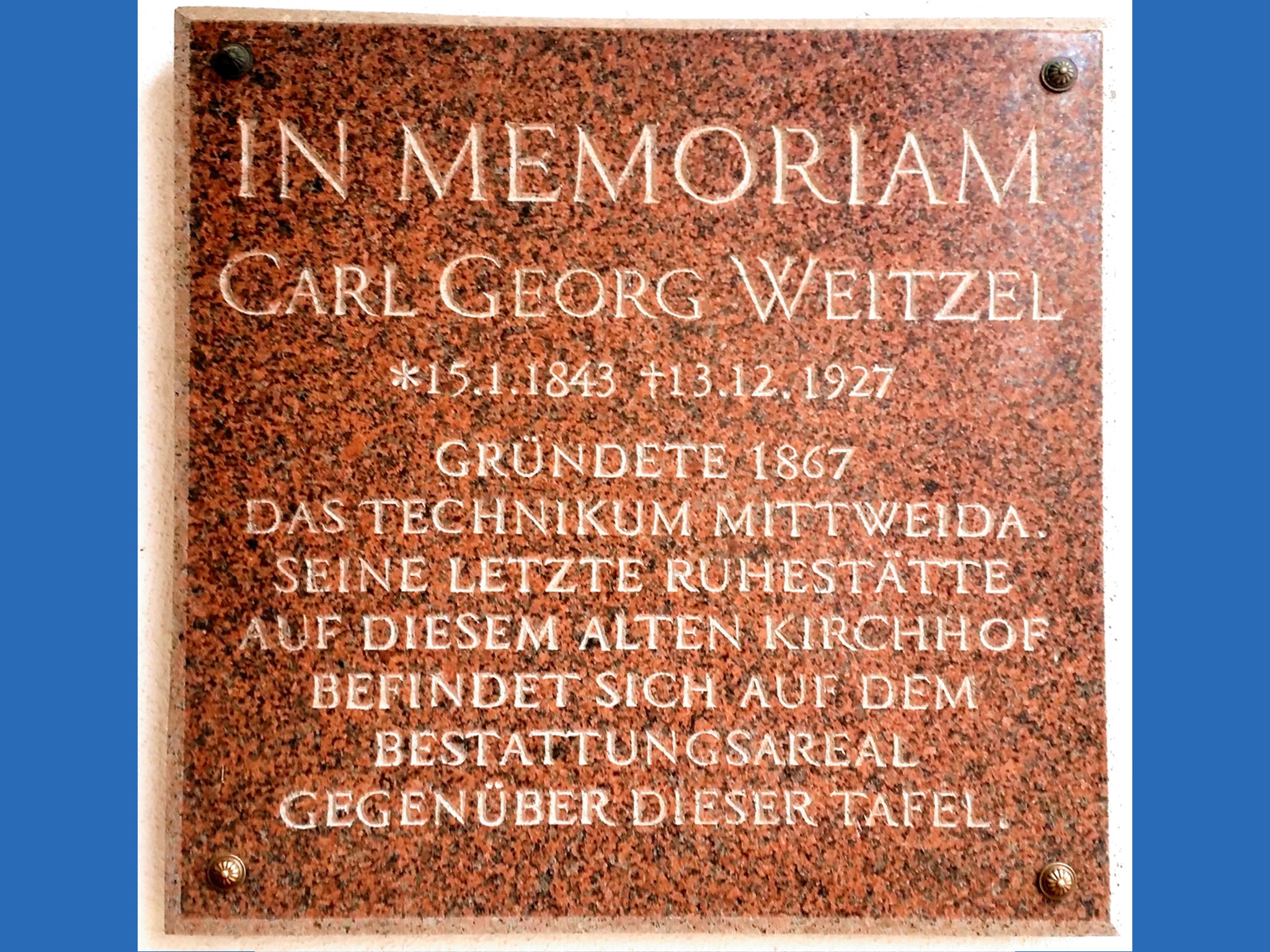 Mit einer Tafel ehrt die Stadt Mittweida auf dem Friedhof Carl Georg Weitzel. Foto: Hansgeorg Hofmann
