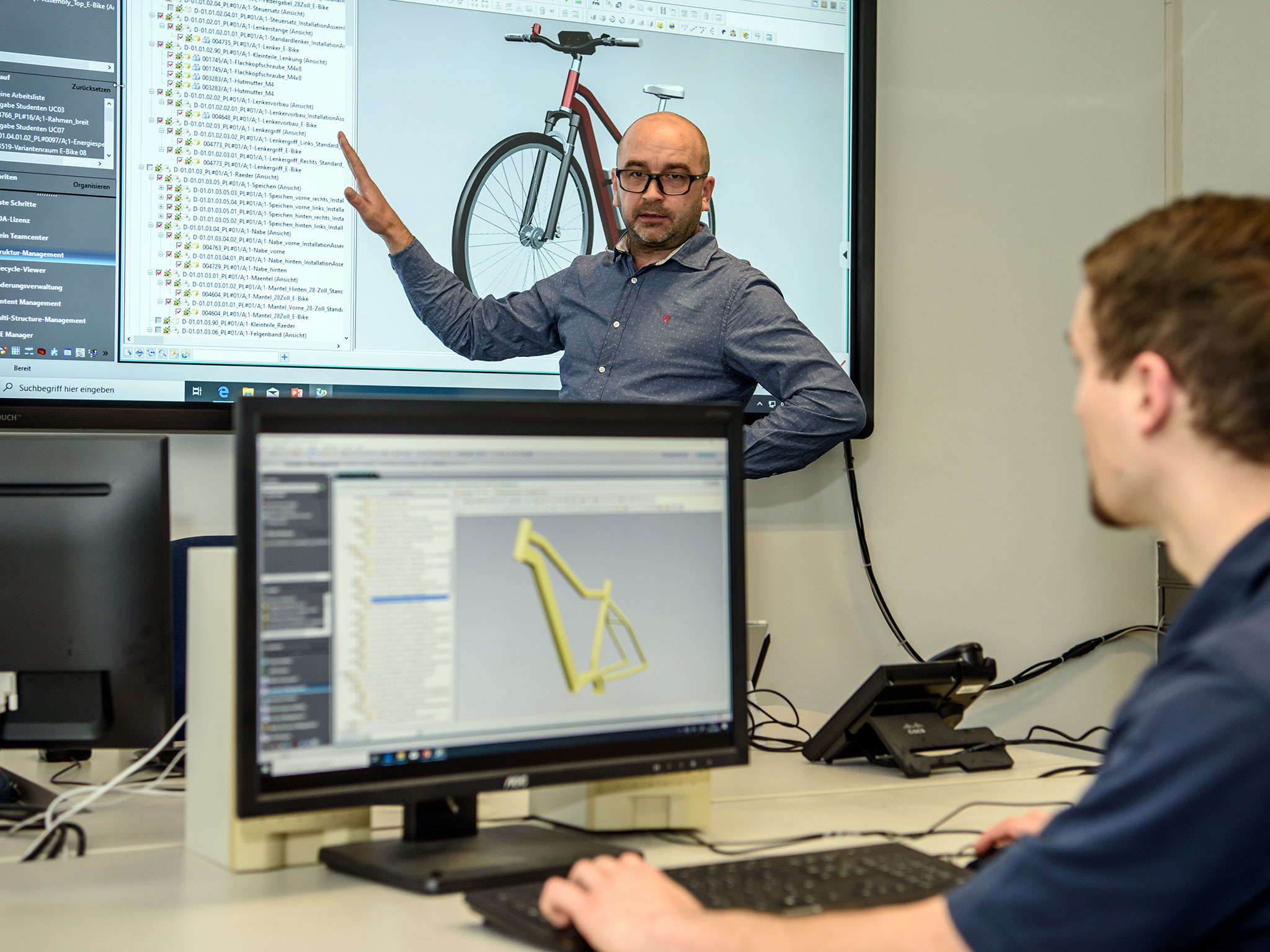 Prof. René Ufer erläutert die Produktstruktur eines E-Bikes im PLM-System &quot;Siemens Teamcenter&quot;.