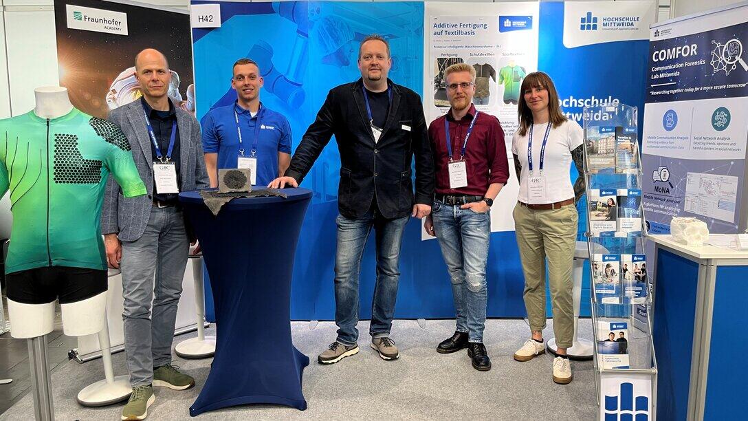 Gruppenbild auf einem Messestand