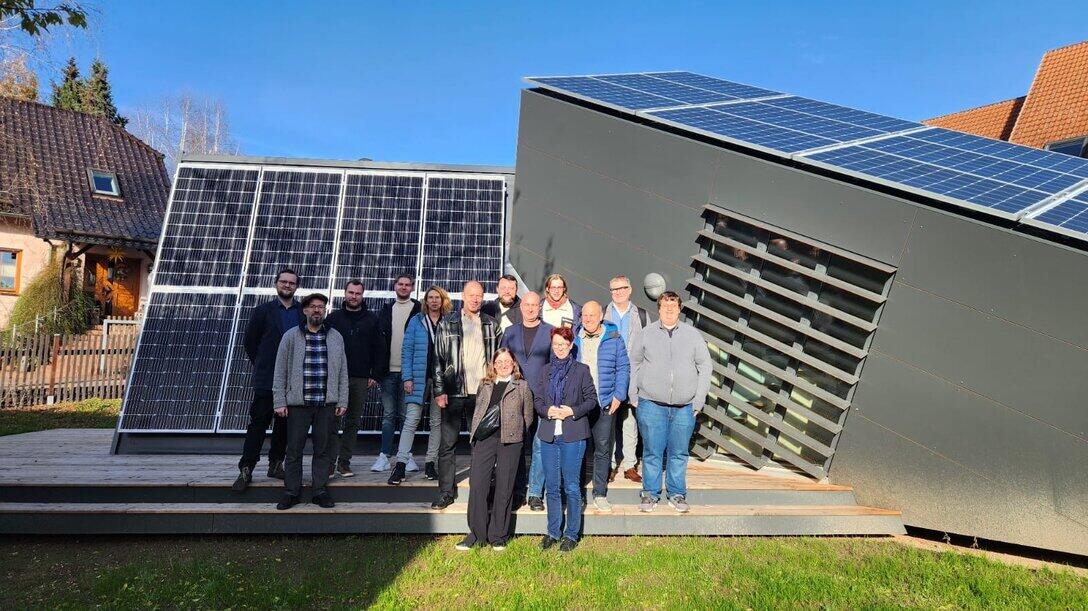 Gruppenbild vor einer Photovoltaikanlage