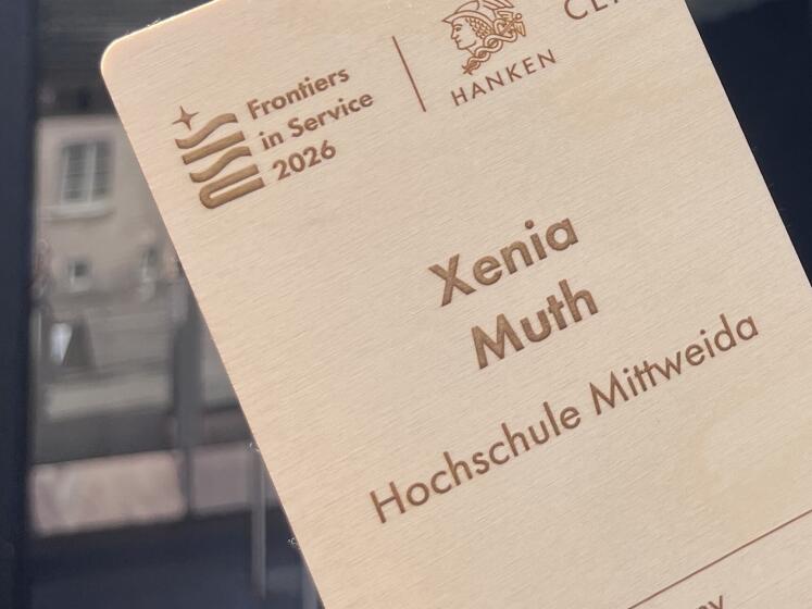 Namensschild vor Gebäude