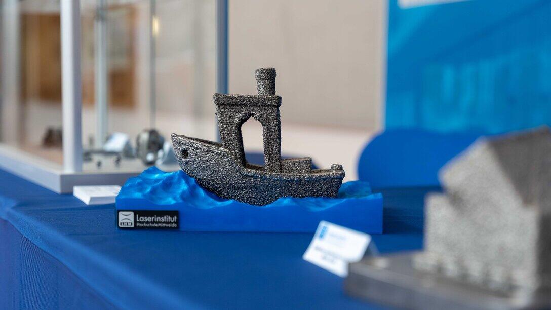 Blick auf ein Boot, hergestellt im metallbasierten 3D-Druck, auf einer Kunststoffwelle