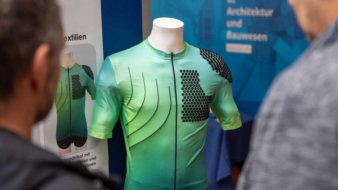 Blick auf ein mit Kunststoffwaben und verschiedenen Strukturen beschichtetes Shirt