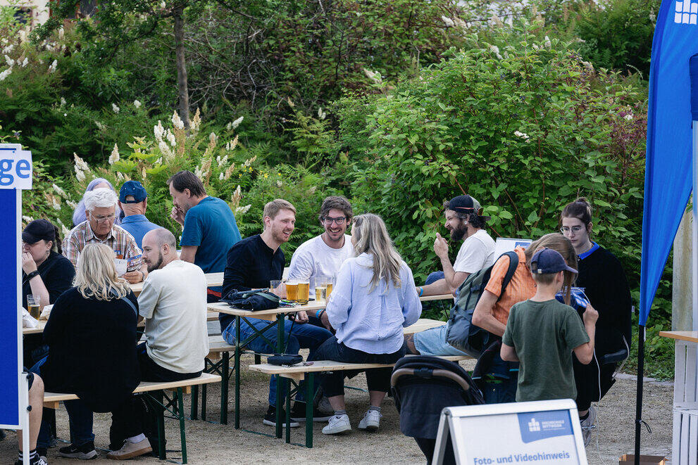 Alumni sitzen in Alumni-Lounge