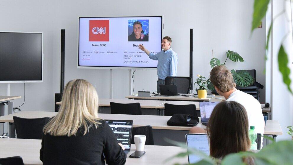 Marcus Bösch vor Studierenden im MediaTechSpace.