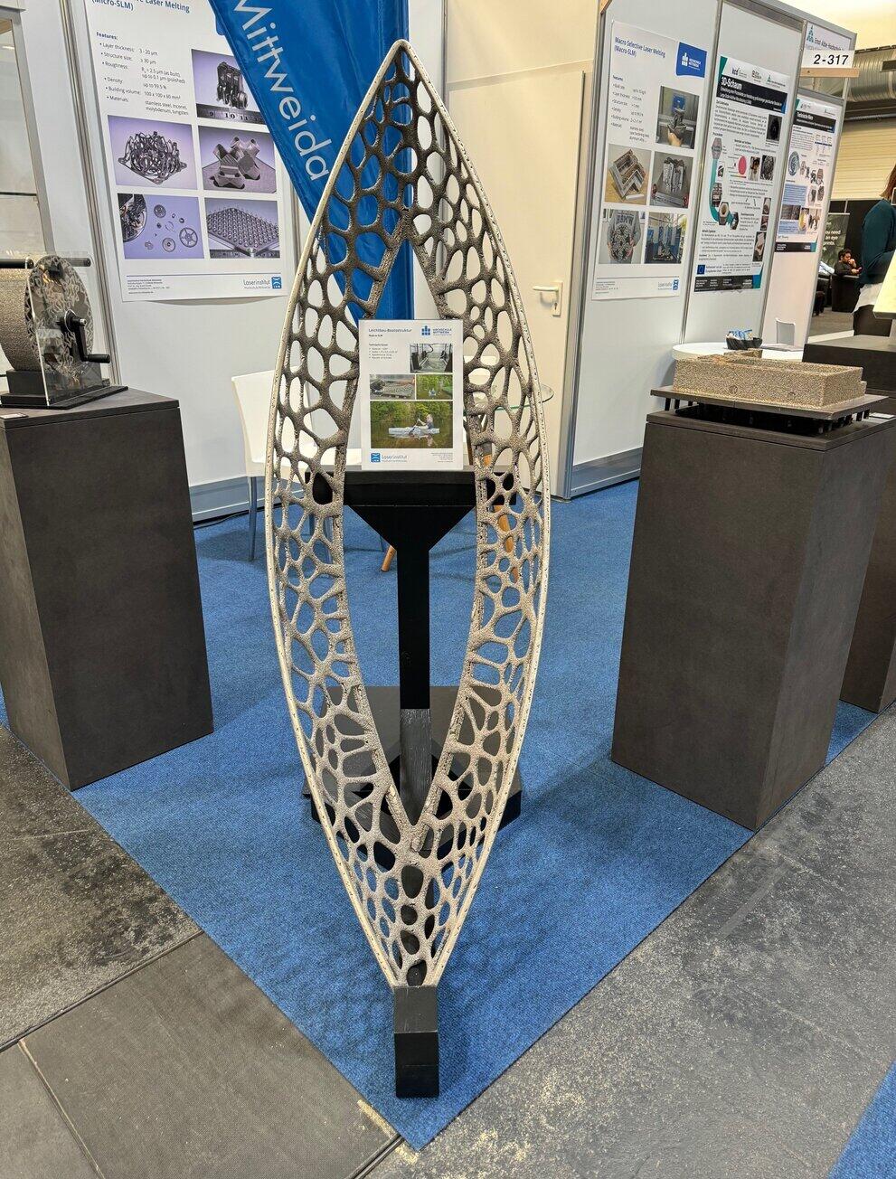 3D gedruckter Metallrumpf eines Bootes in gitterartiger Struktur