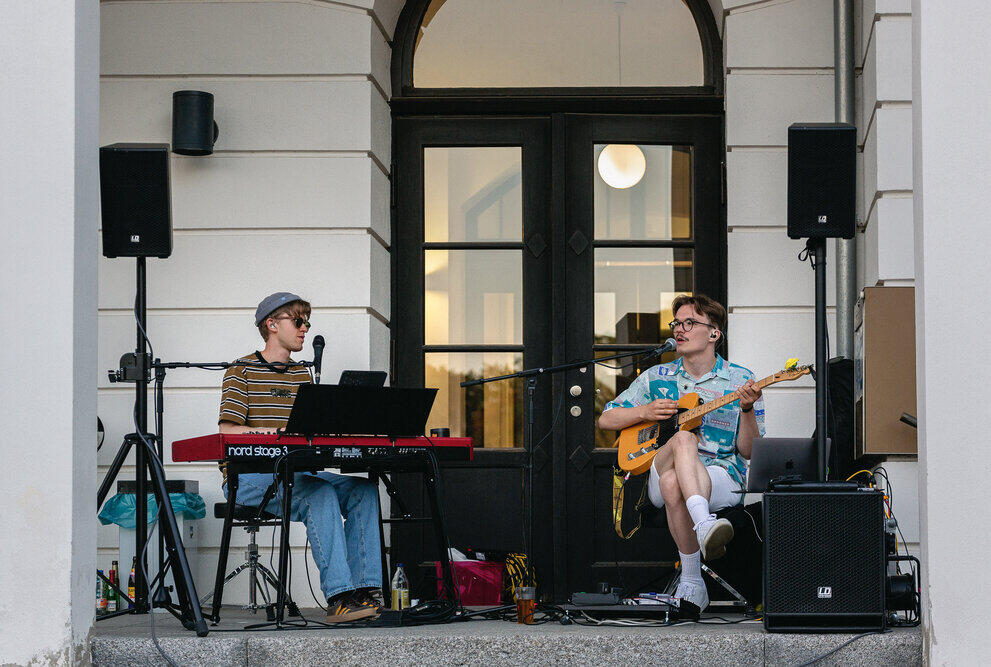 Musiker vor Haus 1