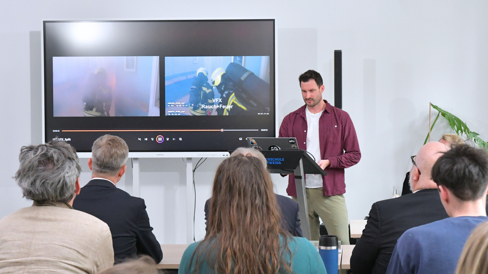 Daniel Remler giving a talk with practical examples of the use of AI in the TV series *In aller Freundschaft*