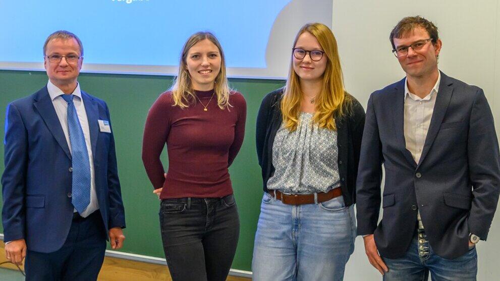 Vier Personen stehen nebeneinander