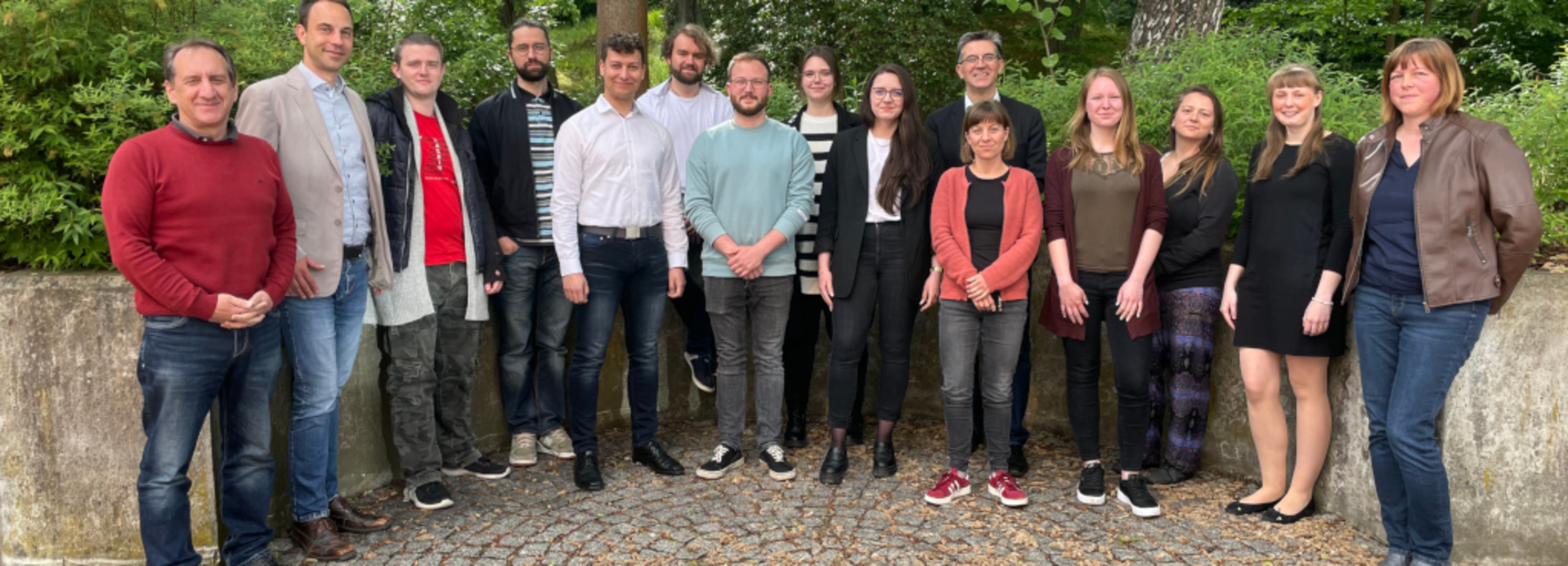Eine Gruppe von Menschen schaut in die Kamera