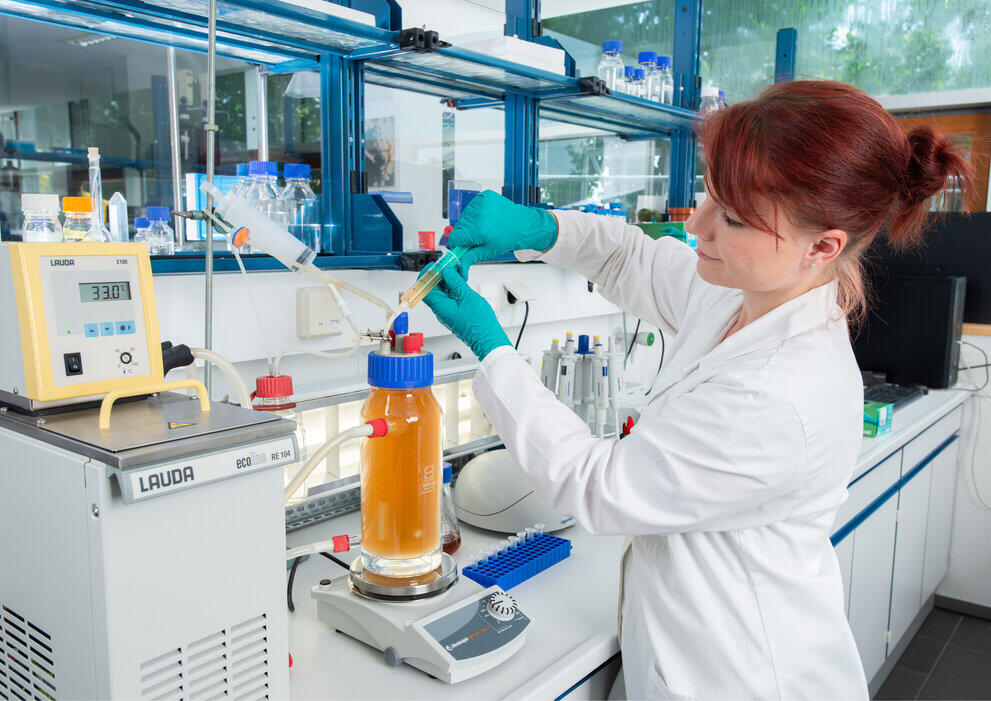 A woman in the laboratory is carrying out an experiment.
