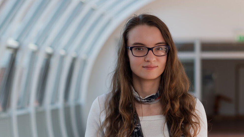 Portraitbild Emma-Luisa Richter in einem bogenformigen Raum