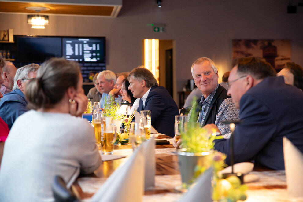 Alumni sitzen in netter Atmosphäre zusammen