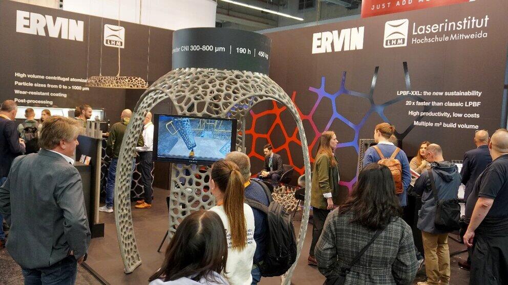 Blick auf einen Messestand