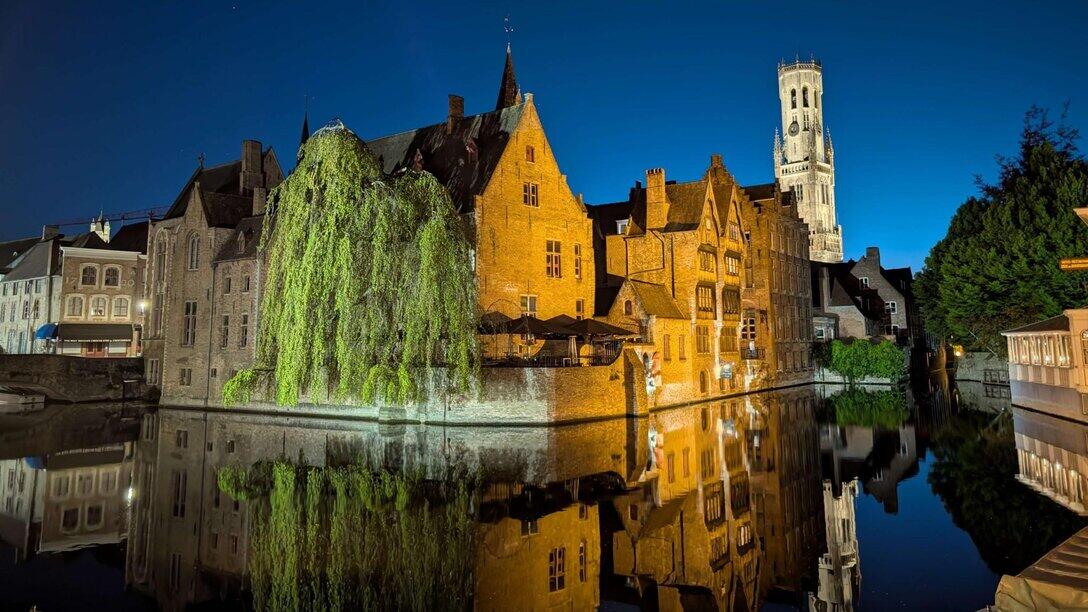 Ansicht einer alten Burg am Wasser bei nächtlicher Beleuchtung