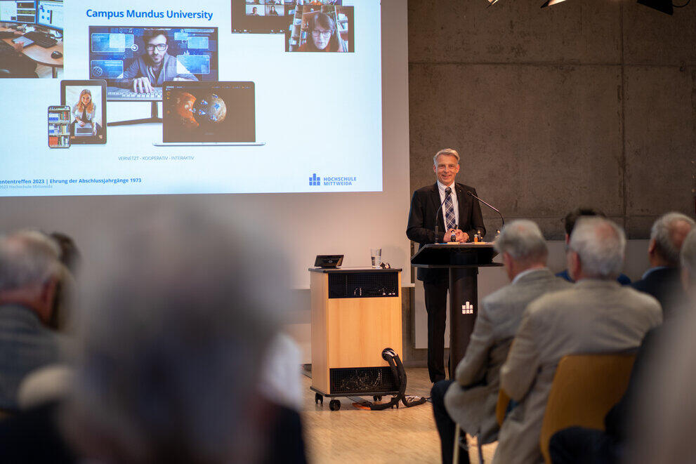 Rektor spricht zur Ehrenveranstaltung am Pult