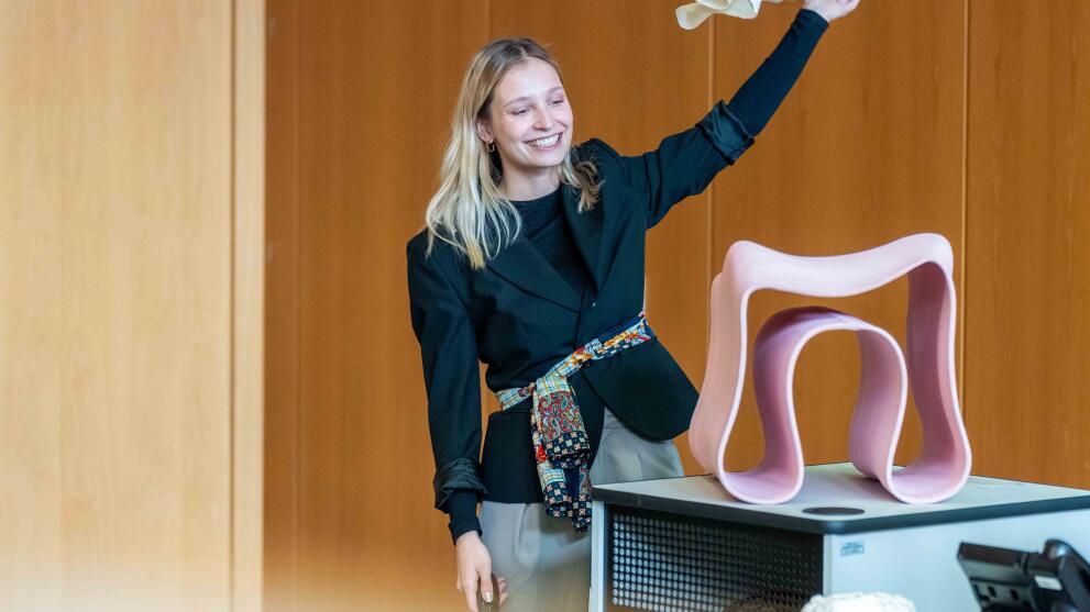 Woman unveils 3D-printed designer chair