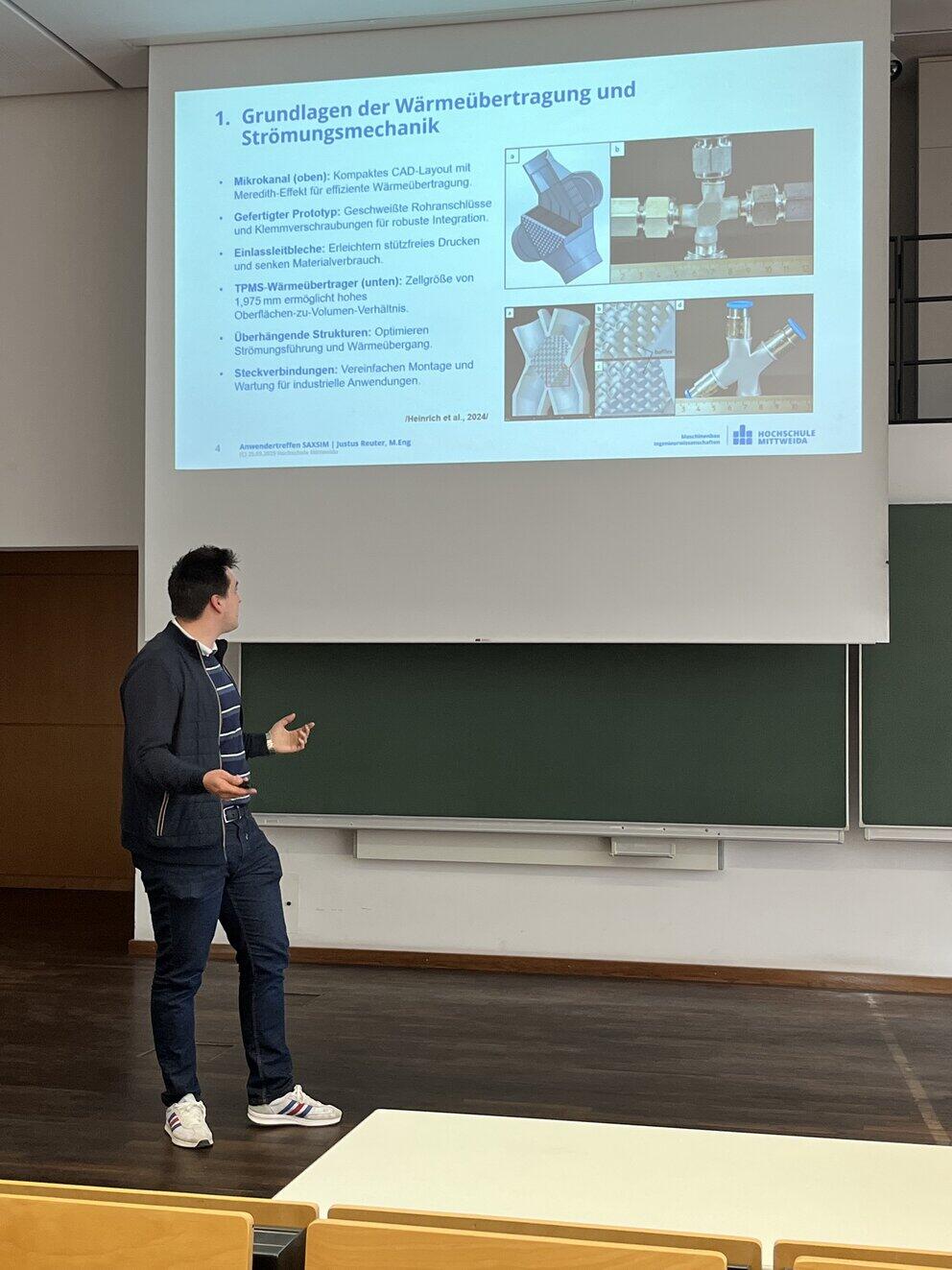 Männliche Person steht vor einer Präsentationswand