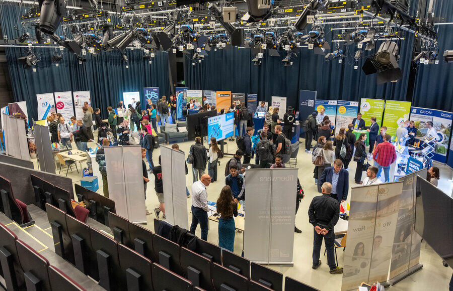 Zahlreiche Firmenstände präsentieren sich im Fernsehstudio der Hochschule Mittweida zum Career Day.