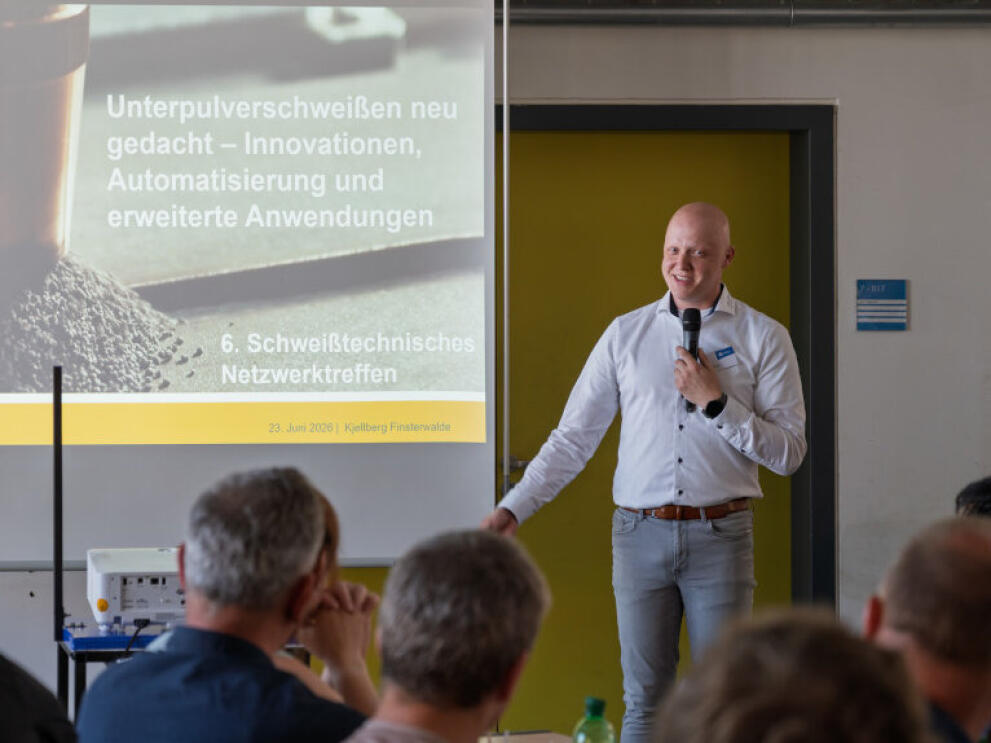 Männliche Person steht vor Präsentationswand