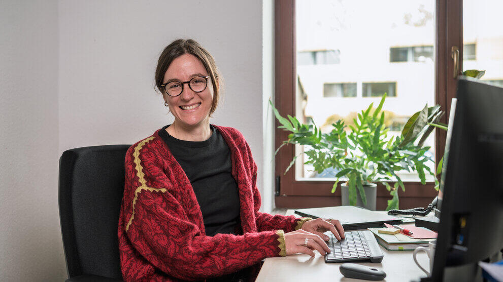 Stefanie Kremmel sitzt am Schreibtisch