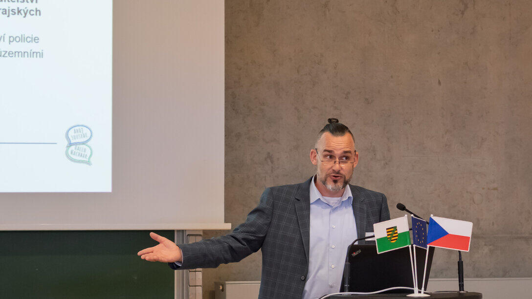 Männliche Person vor Präsentationswand