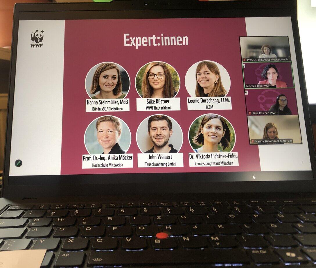 Blick auf einen Laptopbildschirm mit verschiedenen Portraits