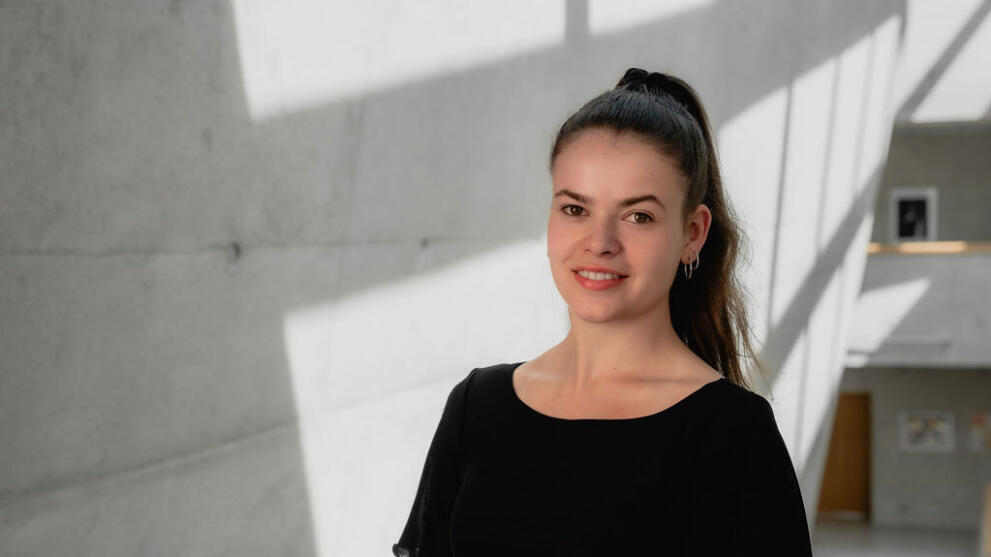 Portrait einer weiblichen Person vor einer Betonwand