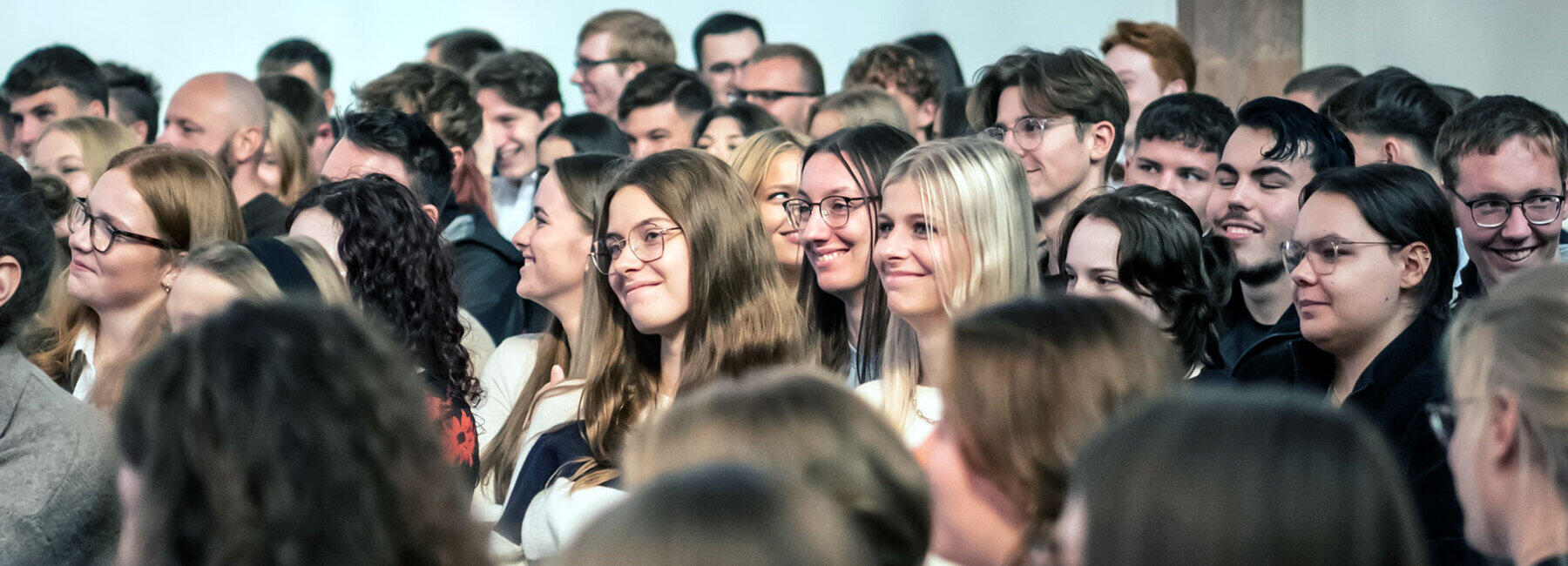 Junge lachende Menschen im Altarraum der Kirche