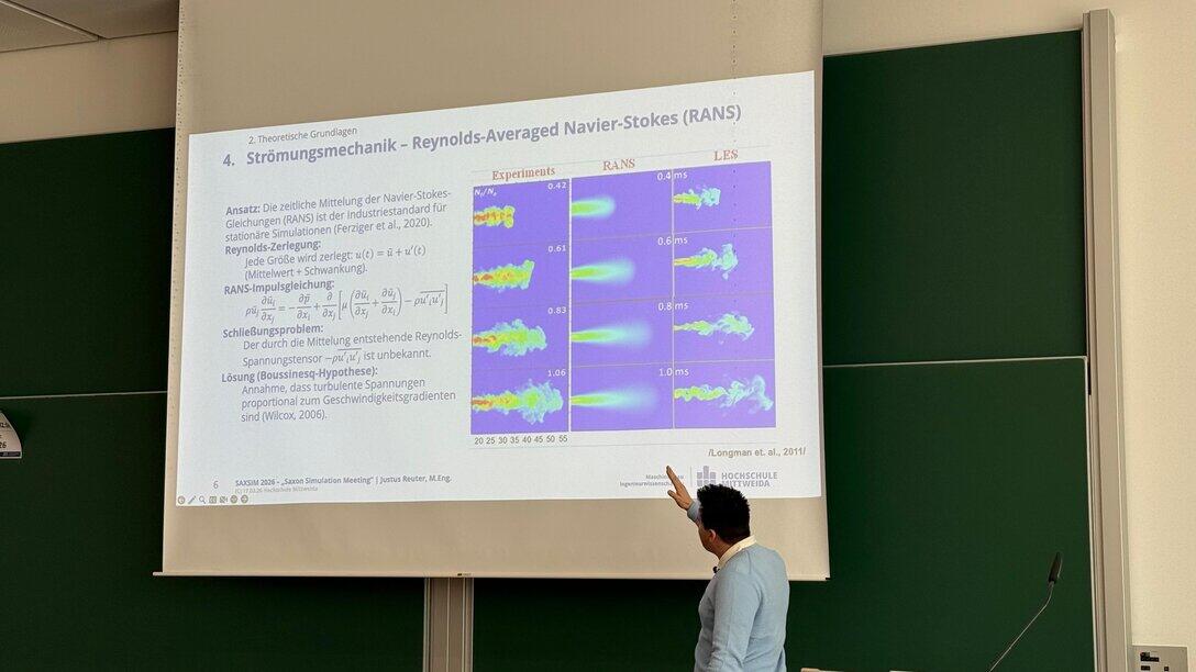 Person steht vor einer Präsentationswand