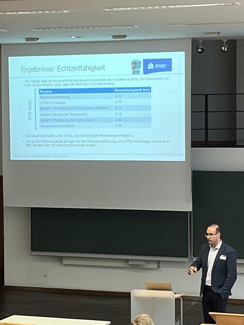 Männliche Person steht vor einer Präsentationswand