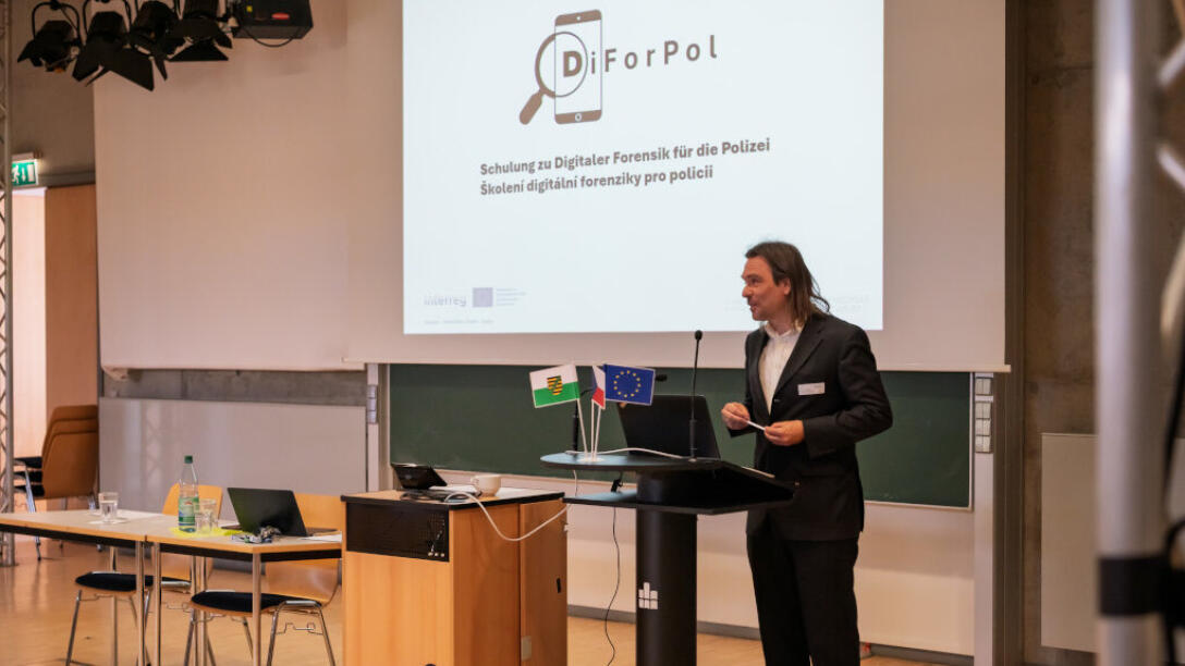 Männliche Person vor Präsentationswand