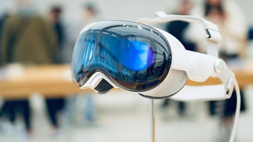 VR-Brille auf Ständer