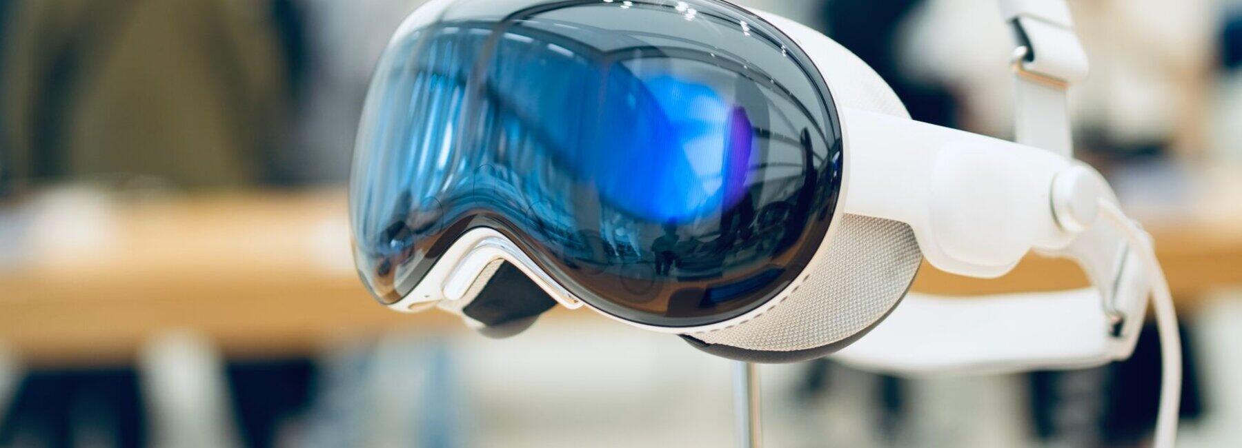 VR-Brille auf Ständer