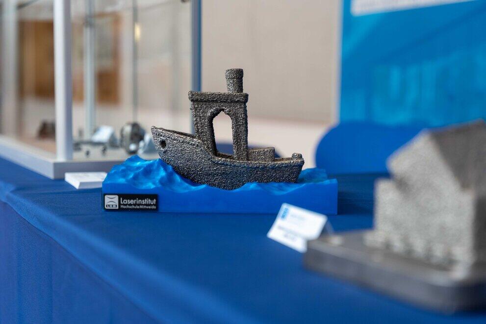 Blick auf ein Boot, hergestellt im metallbasierten 3D-Druck, auf einer Kunststoffwelle