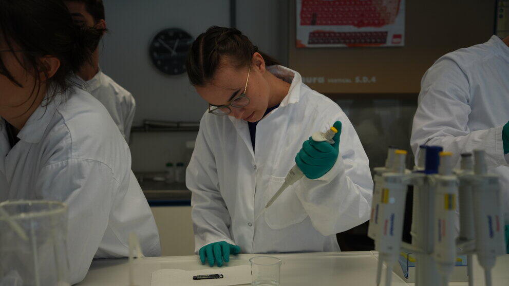 weibliche Person arbeitet in Laborumgebung mit Pipette