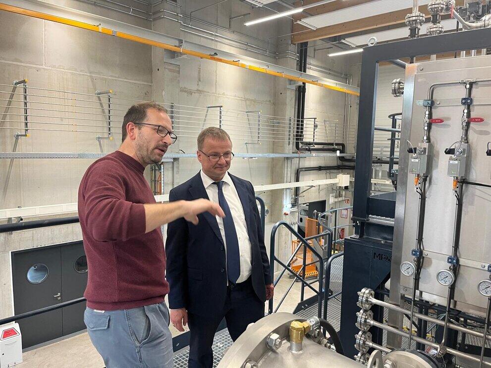 Zwei Personen stehen in einer Laborumgebung