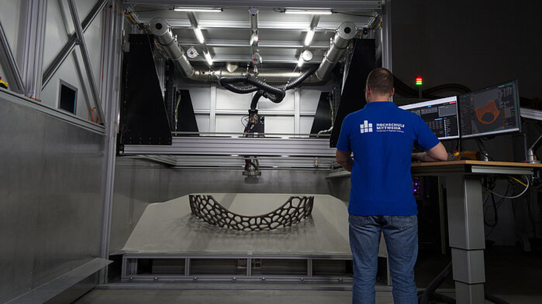 männliche Person vor XXL 3D-Drucker